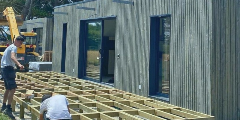 Diseños contemporáneos que potencian la luz natural en casas prefabricadas en Mallorca